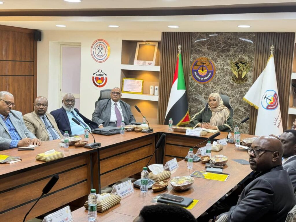 وكيل وزارة المعادن تبحث مع وفد شركة مصفاة الذهب السعودية للتعدين فرص الاستثمار في السودان 1 IMG 20250809 WA0049