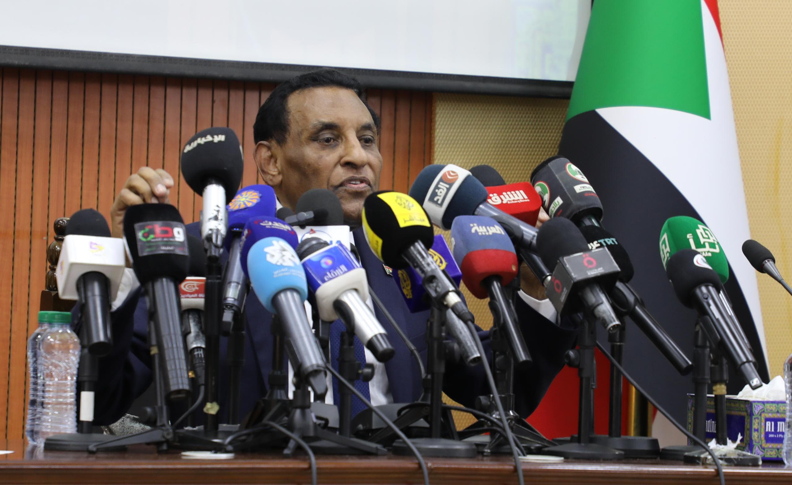 رئيس الوزراء كامل إدريس السودان والسعودية أغنى دولتين في العالم 1 IMG 20251001 WA0121